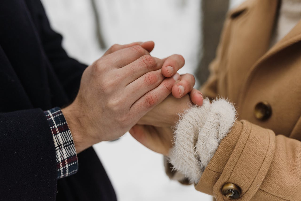 A couple holding hands, illustrating the mutual consent required for a Colorado common law marriage.